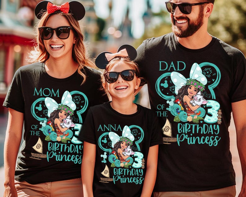 Op de afbeelding: Zwarte T-shirts met een verjaardagsthema. De shirts hebben een cartoonfiguur, het nummer 3 en de woorden "Mama van de verjaardagsprinses", "Anna Verjaardagsprinses" en "Papa van de verjaardagsprinses".