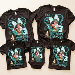 Op de afbeelding: Zwarte t-shirts en een romper met een cartoonafbeelding van een meisje dat een wit dier vasthoudt, met de tekst "MOM", "DAD", "SIS", "BRO" en "ANNA". De shirts zeggen ook "OF THE BIRTHDAY PRINCESS" en het nummer "3".