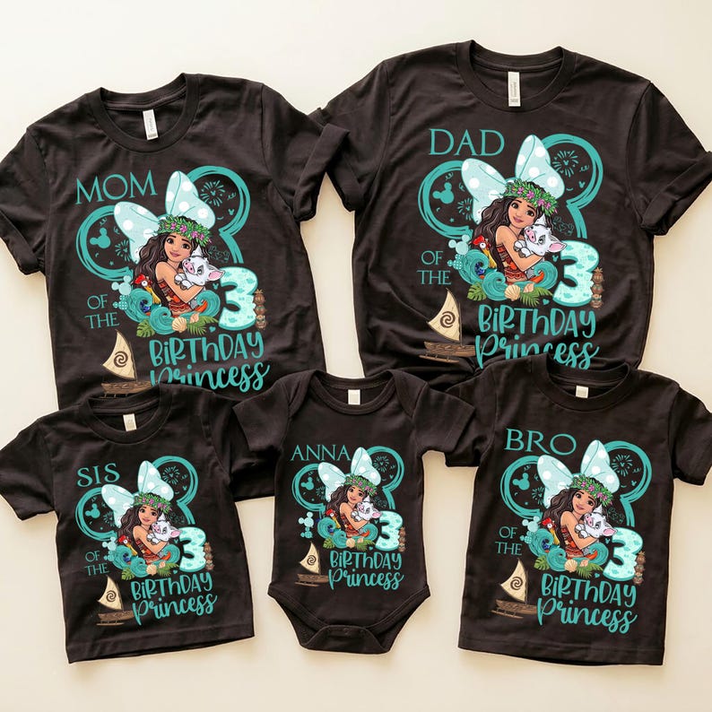 Op de afbeelding: Zwarte t-shirts en een romper met een cartoonafbeelding van een meisje dat een wit dier vasthoudt, met de tekst "MOM", "DAD", "SIS", "BRO" en "ANNA". De shirts zeggen ook "OF THE BIRTHDAY PRINCESS" en het nummer "3".