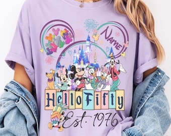Camiseta personalizada de cumpleaños de Mickey y sus amigos Hello Fifty Comfort Colors, camiseta del Castillo de Disney, camiseta de cumpleaños de Mickey y sus amigos