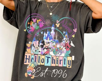 Camiseta personalizada de Mickey y sus amigos para el 30.º cumpleaños de Disneyland, con nombre y fecha. Regalos de cumpleaños de Hello Thirty (1996). Camiseta de cumpleaños con castillo de Disney.