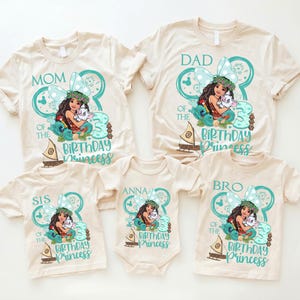 Op de afbeelding: Een set van vijf beige t-shirts en een romper met een cartoonafbeelding van een vrouw die een wit dier vasthoudt, met de tekst "Mom", "Dad", "Sis", "Bro" en "Anna". De shirts hebben een blauwgroene strik en de woorden "Birthday Princess".