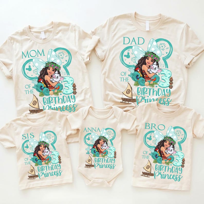 Op de afbeelding: Een set van vijf beige t-shirts en een romper met een cartoonafbeelding van een vrouw die een wit dier vasthoudt, met de tekst "Mom", "Dad", "Sis", "Bro" en "Anna". De shirts hebben een blauwgroene strik en de woorden "Birthday Princess".