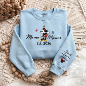 K&ouml;nnte beinhalten: Eine wei&szlig;e Keramik-Tasse mit schwarzem Henkel und dem Text "But First, Coffee" in schwarzer, fetter Schrift. Die Tasse steht auf einer wei&szlig;en Oberfl&auml;che.