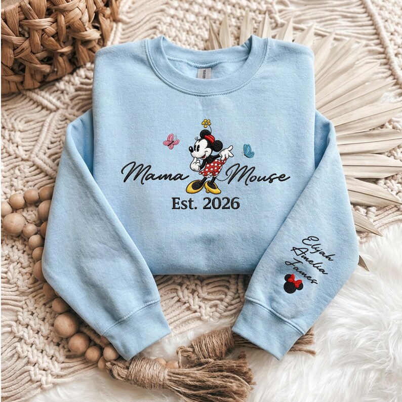 K&ouml;nnte beinhalten: Eine wei&szlig;e Keramik-Tasse mit schwarzem Henkel und dem Text "But First, Coffee" in schwarzer, fetter Schrift. Die Tasse steht auf einer wei&szlig;en Oberfl&auml;che.