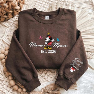 K&ouml;nnte beinhalten: Rustikales Holzschild mit dem wei&szlig;en Schriftzug "Welcome to our home". Das Schild hat ein verwittertes Aussehen und eignet sich ideal als dekorativer Willkommensgru&szlig;.