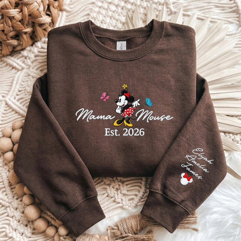 K&ouml;nnte beinhalten: Rustikales Holzschild mit dem wei&szlig;en Schriftzug "Welcome to our home". Das Schild hat ein verwittertes Aussehen und eignet sich ideal als dekorativer Willkommensgru&szlig;.