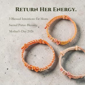 Puede incluir: Tres pulseras tejidas en tonos naranja y crema se muestran sobre una superficie gris. Las pulseras tienen cierres anudados y detalles decorativos. El texto de la imagen dice "RETURN HER ENERGY." y "Mother's Day 2026."