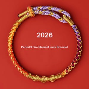 Könnte beinhalten: Ein geflochtenes Armband in Rot-, Orange-, Gold-, Lila- und Burgundertönen. Das Armband trägt den Text "2026" und "Period 9 Fire Element Luck Bracelet" auf rotem Hintergrund.