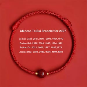 Könnte beinhalten: Ein rotes geflochtenes Armband mit einer dunkelroten Perle und goldenen Akzenten. Der Text lautet: Chinese TaiSui Bracelet for 2027, Zodiac Goat: 2027, 2015, 2003, 1991, 1979, Zodiac Rat: 2020, 2008, 1996, 1984, 1972, Zodiac Ox: 2021, 2009, 1997, 1985, 1973, Zodiac Dog: 2030, 2018, 2006, 1994, 1982.