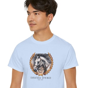 乗馬スピリット 馬好きTシャツ | サラトガスプリングス、競馬イベント、乗馬愛好家へのギフト、アウトドアアドベンチャーに最適。