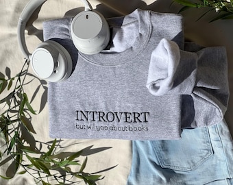 Suéter bordado com tema de livro: o introvertido vai tagarelar sobre livros