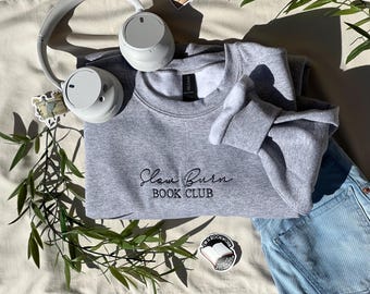 Suéter bordado "Slow Burn Book Club" - Presente para leitor(a) leitor(a)