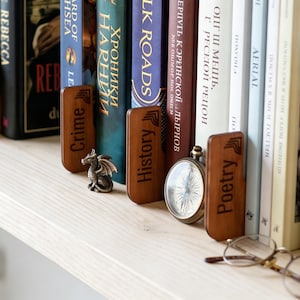 Segnalibri in compensato per genere letterario, divisori per scaffali, divisori in legno per genere letterario, separatori per libri, organizzatori per collezioni di libri, decorazioni per la biblioteca domestica