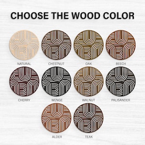 K&ouml;nnte beinhalten: Eine Farbkarte mit dem Titel CHOOSE THE WOOD COLOR, die zehn kreisf&ouml;rmige Holzscheiben mit einem geometrischen Bogenmuster zeigt. Die Scheiben sind mit Natural, Chestnut, Oak, Beech, Cherry, Wenge, Walnut, Palisander, Alder und Teak beschriftet und zeigen verschiedene Holzt&ouml;ne.