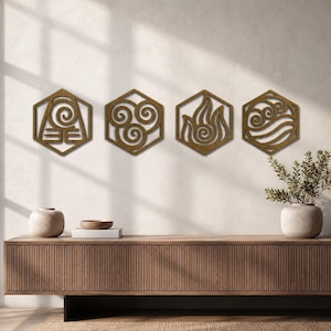 Könnte beinhalten: Vier Wandkunstwerke aus Holz in sechseckiger Form, die jeweils ein anderes Elementarsymbol darstellen: Luft, Wasser, Feuer und Erde. Die Kunstwerke sind in einem warmen Braunton gehalten und an einer neutralfarbenen Wand angebracht. Ein Holzschrank und dekorative Gegenstände befinden sich im Vordergrund.