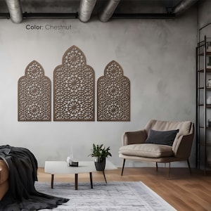 K&ouml;nnte beinhalten: Drei kastanienbraune Wandpaneele aus Holz mit komplizierten geometrischen Gittermustern. Die Paneele haben bogenf&ouml;rmige Oberseiten, wobei das mittlere Paneel h&ouml;her ist als die beiden seitlichen Paneele. Der Text Color: Chestnut ist sichtbar.