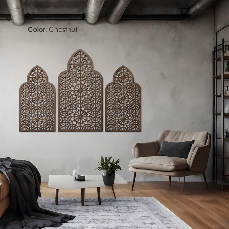 K&ouml;nnte beinhalten: Drei kastanienbraune Wandpaneele aus Holz mit komplizierten geometrischen Gittermustern. Die Paneele haben bogenf&ouml;rmige Oberseiten, wobei das mittlere Paneel h&ouml;her ist als die beiden seitlichen Paneele. Der Text Color: Chestnut ist sichtbar.