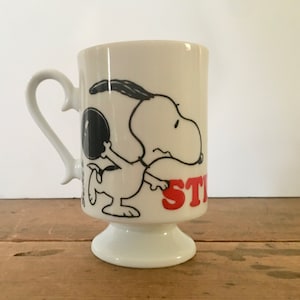 ¡HUELGA! Taza de café Peanuts de 1965 con bolos SNOOPY y WOODSTOCK + divirtiéndose - dibujos animados vintage, años 60, 60, taza de té, taza