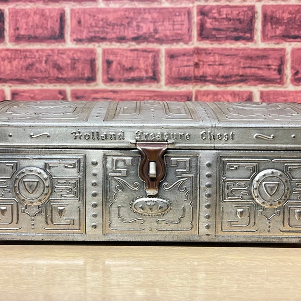 treasure chest, 1960s tin - vintage jewelry BOX: valet, stash, gift - for pirates, treasure hunters + royal descendants + biscuits + cookies