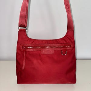 vintage Longchamp Le Pliage Sac bandoulière en nylon rouge avec bandoulière réglable et poche zippée
