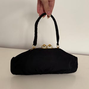 Vintage schwarze Abendtasche Goldrahmen gerippter Stoffsatinfutter