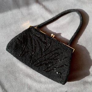 Vintage 50er Jahre schwarze Perlen Abendtasche gold Bügeltasche