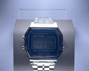 Reloj digital plateado de edición limitada