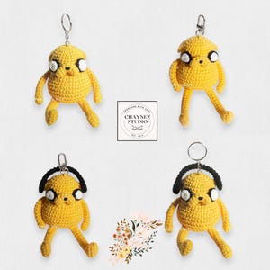 Handmade Chubby Dog Crochet Keychain – Cute Plush Puppy Bag Charm – Amigurumi Dog Gift – Cartoon-Inspired Toy – Jake Style Accessory