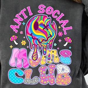 Diseño de sublimación del Club de Madres Antisociales, archivo digital retro divertido, cara sonriente con gotas PNG, clipart colorido de la vida de mamá, letras con estampado de leopardo