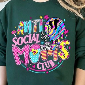 Diseño de sublimación del Club de Madres Antisociales, archivo digital retro divertido, cara sonriente con gotas PNG, clipart colorido de la vida de mamá, letras con estampado de leopardo