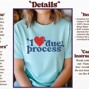 Op de afbeelding: Lichtblauw unisex T-shirt met de tekst "I due process" in marineblauw en een rood hart. Het shirt is gemaakt van 100% geverfd ringgesponnen katoen en heeft een relaxte pasvorm. Verkrijgbaar in diverse kleuren en maten.
