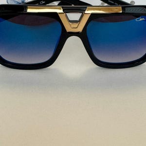 Gafas de sol vintage de moda CAZAL, montura de acetato negro y dorado con lentes azules. Regalo para ella, él, cumpleaños, regalo de Navidad, regalo para padres.