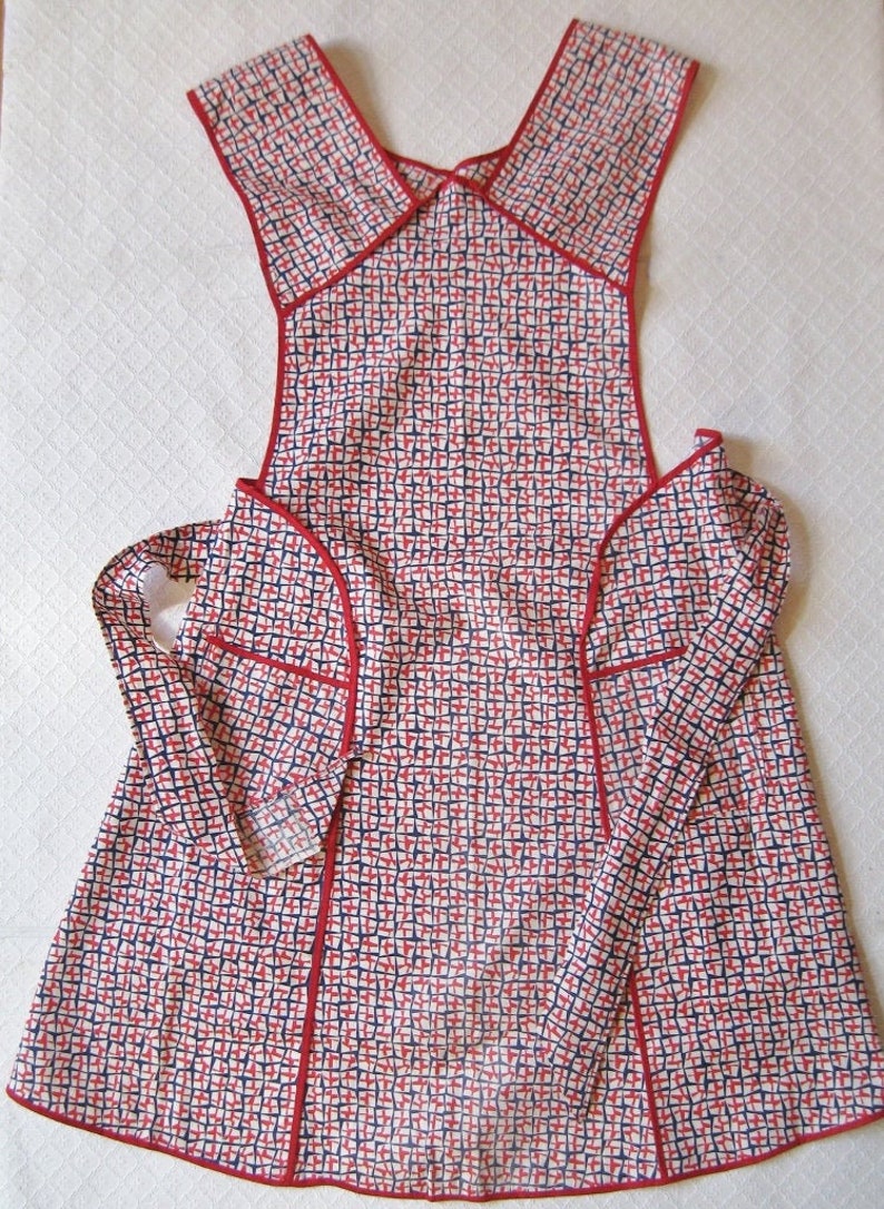 Vintage Apron Pocket Form Fitted Gingham Red /& White Checkered Half Apron