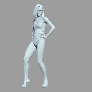 Può includere: Una figura 3D di una persona in un outfit colorato chiaro, tra cui un top corto e pantaloni a vita alta. La figura indossa tacchi alti e ha le mani sui fianchi. Lo sfondo è grigio.