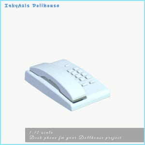 Może przedstawiać: Biały telefon stacjonarny do projektu domku dla lalek, w skali 1:12. Telefon posiada słuchawkę i klawiaturę. Tekst "InkyAxis Dollhouse" znajduje się na górze. Tekst "Desk phone for your Dollhouse project" znajduje się na dole.