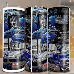 Może przedstawiać: Biały, niebieski i czarny kubek z wzorem przedstawiającym niebieski samochód Nissan Skyline R34 GT-R. Wzór zawiera słowa "Skyline" i "R34 GT-R The Star".