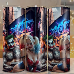 Op de afbeelding: Een roestvrijstalen tumbler met een kleurrijke grafische print van Harley Quinn en de Joker. De achtergrond heeft graffiti en een bakstenen muur.