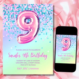Puede incluir: Una invitación de cumpleaños rosa y azul con un gran globo rosa en forma de número 9 y confeti. El texto dice "Por favor, únase a nosotros para celebrar el cumpleaños número 9 de Sarah" e incluye la fecha, la hora, la ubicación y la información de RSVP.