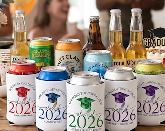 Enfriadores de latas personalizados para graduación, recuerdos de fiesta de la Clase de 2026, regalo para graduados, decoración para fiestas de graduación de la universidad y la escuela secundaria, enfriador de latas "Cheers Koozie"