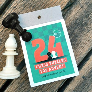 Könnte beinhalten: Ein grün-weißes Schachbrett mit der Zahl 24 in Rot. Der Text "Chess Puzzles for Advent" befindet sich unter der Zahl. Der Text "tear off - open - puzzle" befindet sich unter dem Titel. Die Karte ist mit "No. 2" nummeriert.