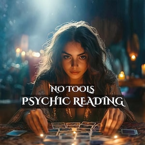 Puede incluir: Una mujer con el pelo largo y castaño se sienta en una mesa con un juego de cartas de tarot delante de ella. El texto "NO TOOLS PSYCHIC READING" está superpuesto a la imagen.