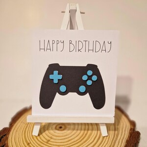 Puede incluir: Un juego de tres tazas de cerámica con un acabado moteado y mate. Las tazas son en tonos crema, gris claro y gris oscuro. Cada taza tiene un diseño simple y minimalista, ideal para café o té.