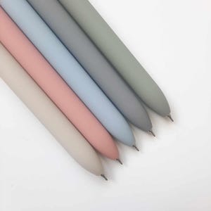 Stylo à bille élégant et minimaliste, encre noire, 5 couleurs pastel au choix. Vente à l'unité ou au pack de 5 stylos.