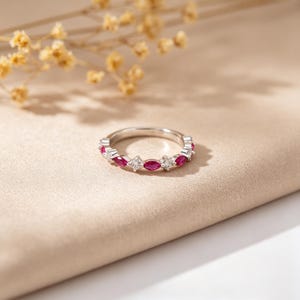 Anel empilhável com rubi, pedra de nascimento de julho, aliança meia-eternidade em prata com rubis em corte marquise, anel de noivado delicado, presente de aniversário para mulheres.