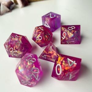 Dados de borde afilado hechos a mano, juego de dados DND, rosa, morado y plateado, juego de dados poliédricos de resina iridiscente, regalos para TTRPG, mazmorras y dragones.