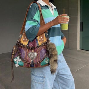 Torebka na ramię w stylu patchworkowym z blokami kolorów Y2K, wielokolorowa, z zawieszką w kształcie serca, alternatywna, modna, fioletowo-niebiesko-musztardowa, w stylu boho hipisowskim