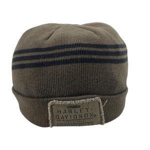 Puede incluir: Gorro de punto verde oliva con dos rayas negras y un parche rectangular de Harley-Davidson. El parche presenta el logotipo y el texto de Harley-Davidson. Un estilo clásico, adecuado para el frío.