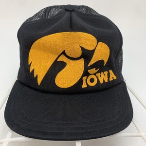 Gorra de camionero vintage de malla negra con logo amarillo de los Iowa Hawkeyes