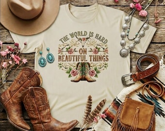 Camiseta con estampado western – Estética vaquera bohemia rústica – Atuendo para concierto country – “El mundo es duro con las cosas bellas”